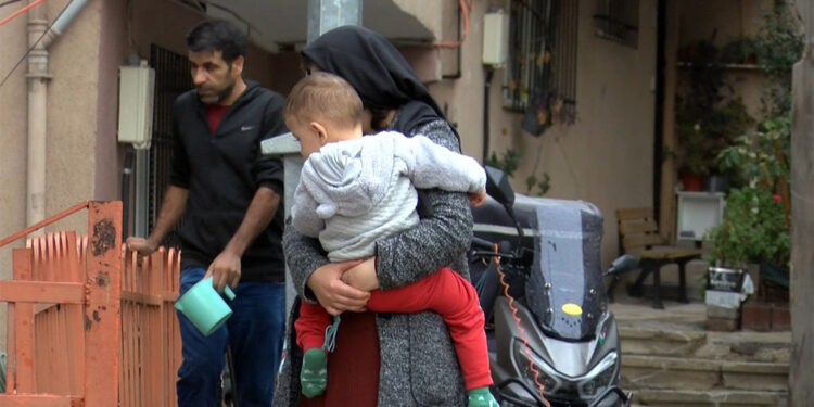 Kağıthane'de mahsur kalan anne ile çocuğunu itfaiye kurtardı