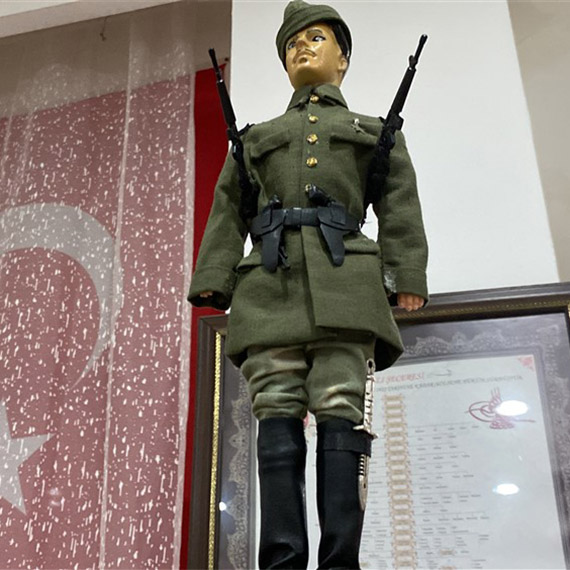 Kars Kafkas Üniversitesi (KAÜ) Güzel Sanatlar Fakültesi Tekstil ve Moda Tasarımı Bölümü Dr. Öğretim Üyesi Emine Erdoğan, cumhuriyetin 100'üncü yılı nedeniyle 'Kahraman Ecdadımız' konulu minyatür sergi açtı.