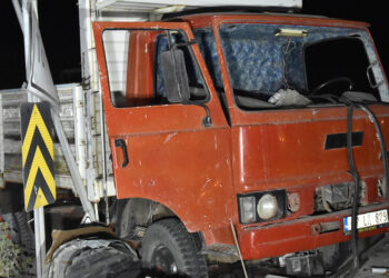 Kamyon, yolcu indiren kamyonete çarptı: 2 ölü, 7 yaralı