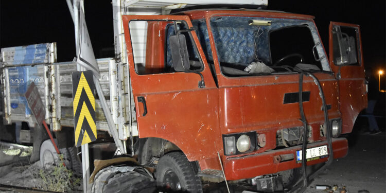 Kamyon, yolcu indiren kamyonete çarptı: 2 ölü, 7 yaralı