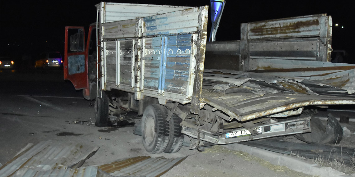 Konya- Karaman karayolunun Kaşınhanı Mahallesi yakınlarında meydana gelen olayda kamyon, yolcu indiren kamyonete çarptı, 2 kişi öldü, 7 kişi ise yaralı.
