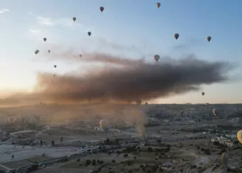 Balonlar havadayken dumanlar gökyüzünü kapladı