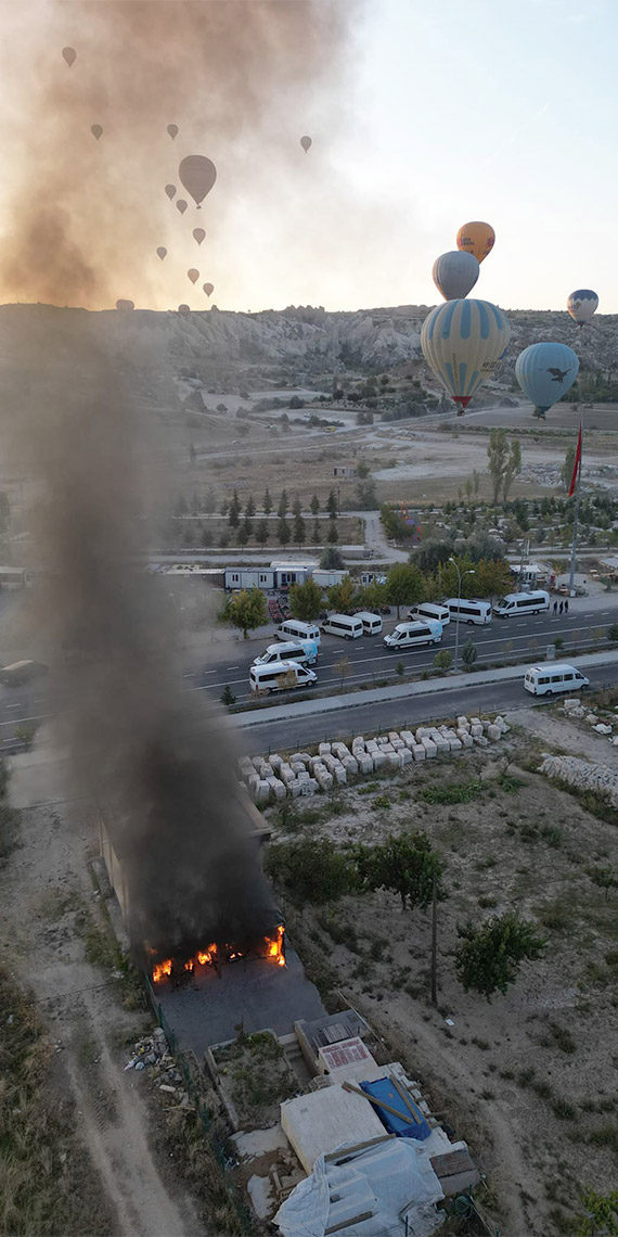 Kapadokya'da sıcak hava balonlarının kalkış saatinde çıkan yangın nedeniyle, balonlar havadayken dumanlar gökyüzünü kapladı. 