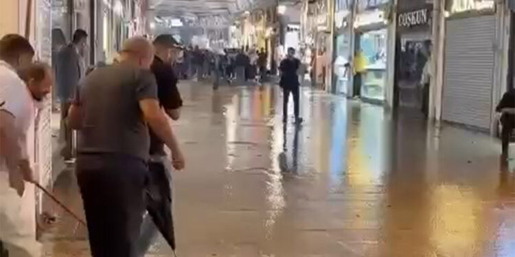 Kapalıçarşı ve Tahtakale'yi su bastı