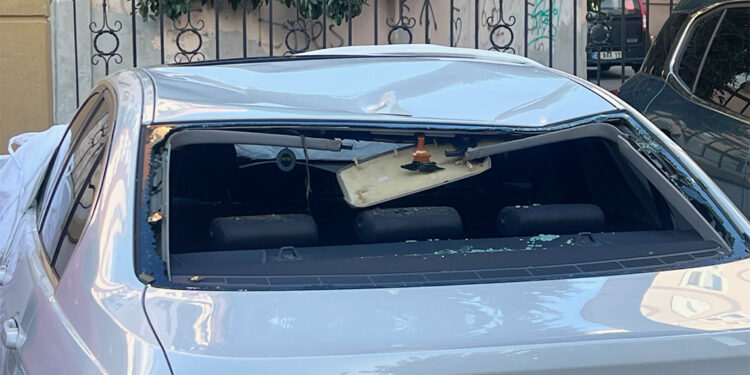 Akasya ağacı park halindeki otomobilin üzerine devrildi