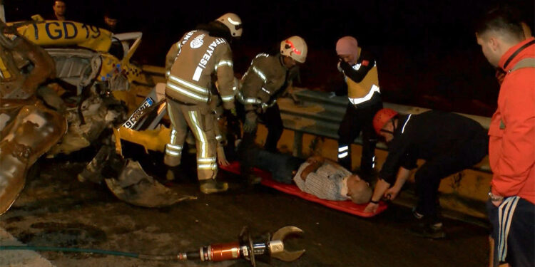 Kazada şoka giren taksi şoförü, 'araçta biri var' dedi