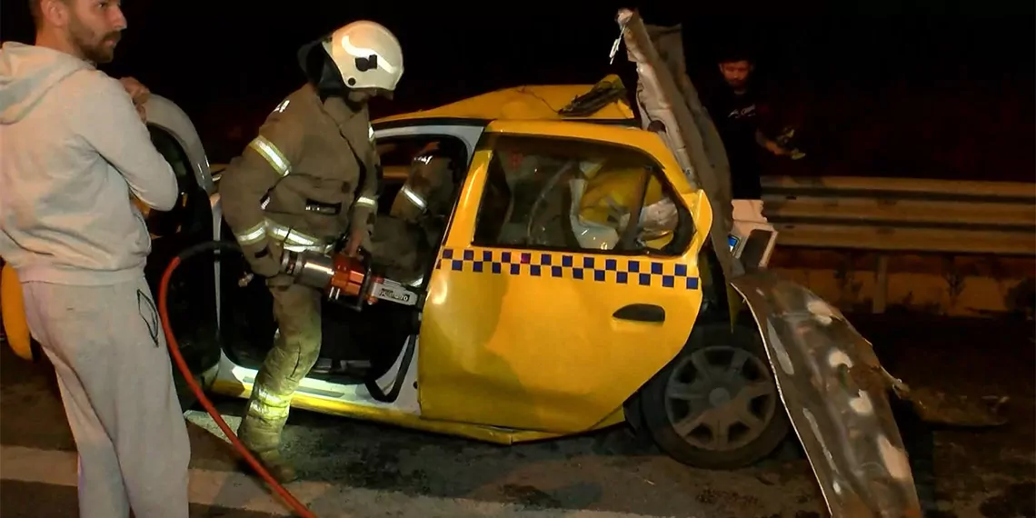 Çekmeköy, kuzey marmara otoyolu'nda yolcu otobüsü ile ticari taksinin çarpıştığı kazada şoka giren taksi şoförü, 'araçta biri var' dedi, ekipler ormanlık alanda arama yaptı.