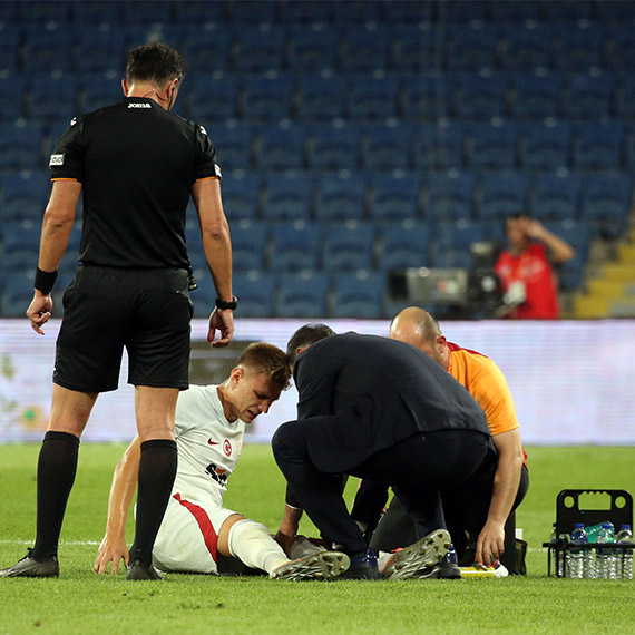 Kazımcan Karataş Başakşehir maçında sakatlandı