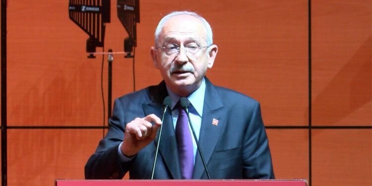 Mücadelenin koçbaşlığını bu ülkenin aydınları gençleri yapacak