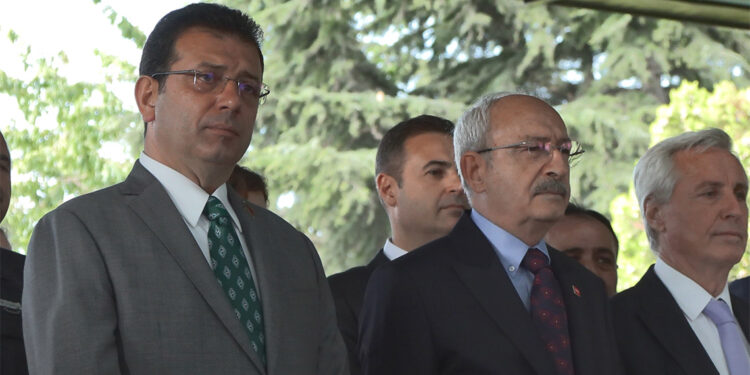 Kemal Kılıçdaroğlu ve Ekrem İmamoğlu Menderes'i mezarı başında andı