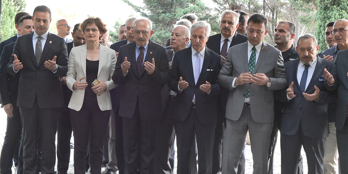 Kemal Kılıçdaroğlu ve Ekrem İmamoğlu Menderes'i mezarı başında andı