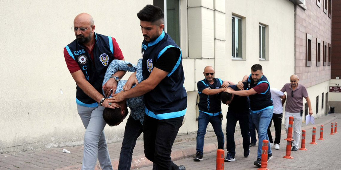 Kayseri'de kıraathane baskınında pompalı tüfekle vurulan polis memuru Murat Akpınar, 34 günlük yaşam savaşını kaybederek şehit oldu.