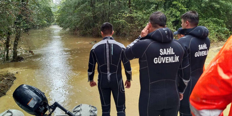Kırklareli'de kuvvetli yağış; evler ve çiftlikleri su bastı
