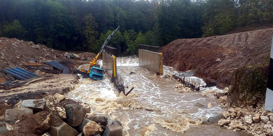 Kırklareli'de kuvvetli yağış etkili oldu. Demirköy ilçesi ve İğneada beldesinde etkili olan kuvvetli yağışta dereler taştı, bazı yollar kapandı.