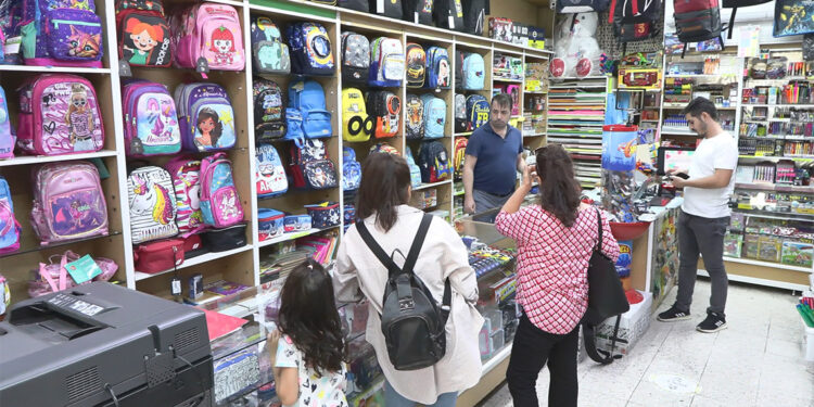 Ders zili yarın çalıyor, alışveriş hareketliliği sürüyor