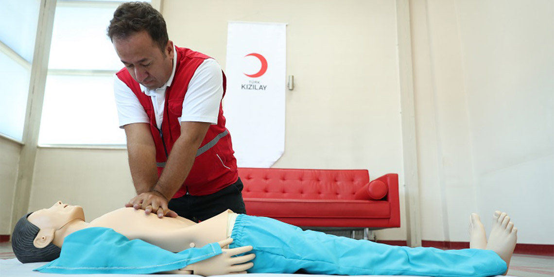 Kızılay'ın temel ilk yardım bilgilerine mobil uygulamadan erişim sağlanacak. Kızılay'da bugüne kadar 336 bin 550 kişiye sertifikalı ilk yardım eğitimi verildi.