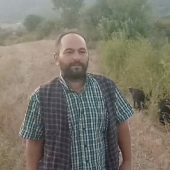 Adana’nın Karaisalı ilçesinde çobanlık yapan Ferhat Coşkun’un (38) sürüyü koruyan köpeği Bozo bıçaklanarak öldürüldü.