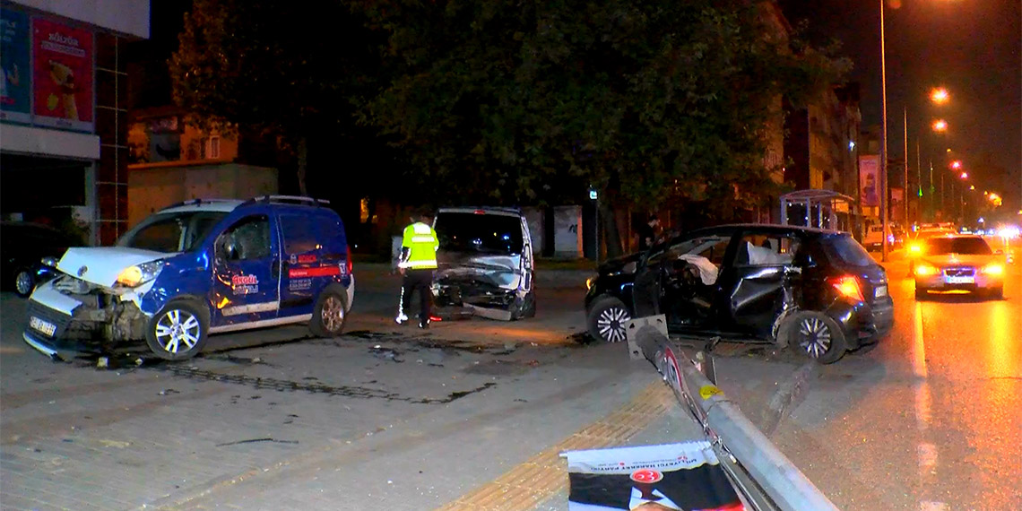 Kontrolden çıkan otomobil aydınlatma direği ile 2 araca çarptı; aydınlatma direği yoldan geçen otomobilin üzerine devrildi.