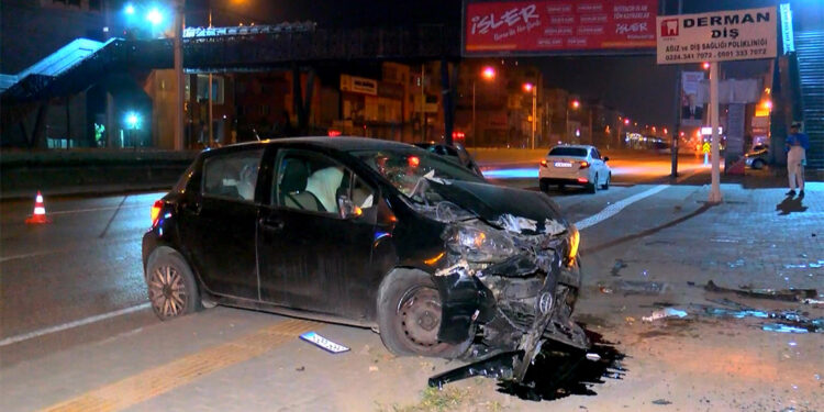 Otomobil aydınlatma direği ile 2 araca çarptı