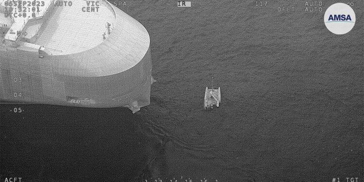 Köpek balıklarının saldırdığı katamarandaki 3 kişi kurtarıldı