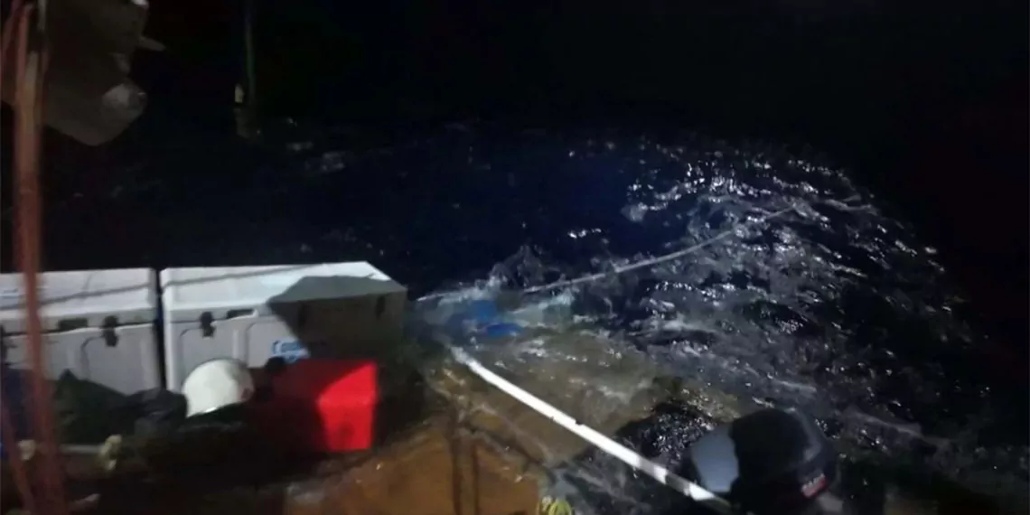 Köpek balıklarının saldırdığı katamarandaki 3 kişi kurtarıldı