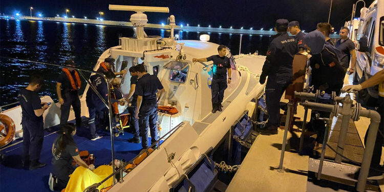 Kruvaziyerde felç geçiren Rus yolcu hastaneye kaldırıldı