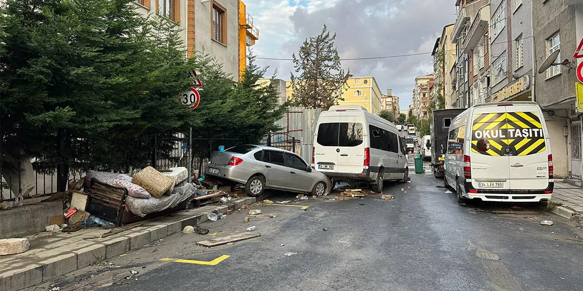 Küçükçekmece'de felaketi yaşayan mahalle sakinleri anlattı. Can pazarının yaşandığı semtte vatandaşlar da hem canlarını hem de mallarını kurtarmak için seferber oldu.