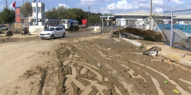 Küçükçekmece'de şiddetli yağışın ardından temizlik çalışmaları sürüyor