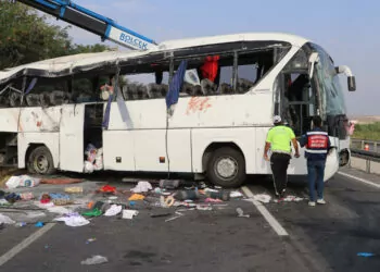 Kum yüklü kamyon yolcu otobüsüyle çarpıştı: 6 ölü, 43 yaralı