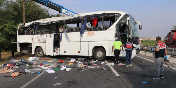 kum yüklü kamyon yolcu otobüsüyle çarpıştı: 6 ölü, 43 yaralı