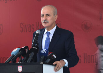 Türkiye'nin bir tane ekseni vardır, o da kendi eksenidir