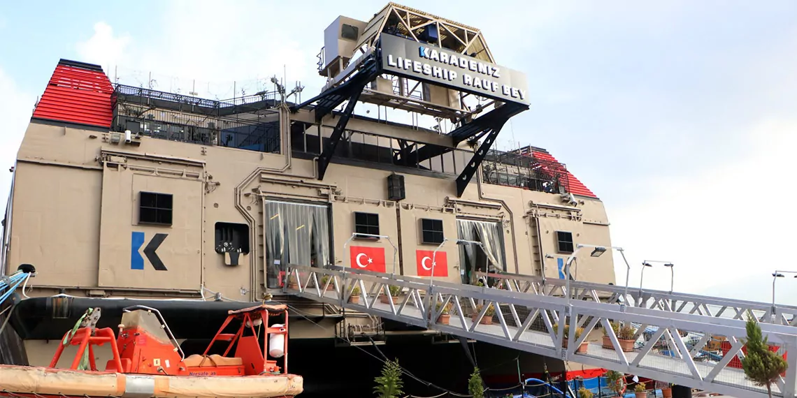 Depremin derinden etkilediği hatay’ın i̇skenderun ilçesinde liseye dönüştürülen rauf bey gemisi'nde ilk ders zili çaldı