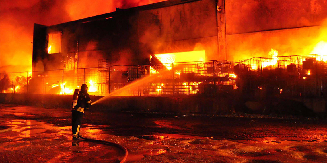 Yanan atık dönüşüm tesisinde tehlikeli gaz değerine rastlanmadı