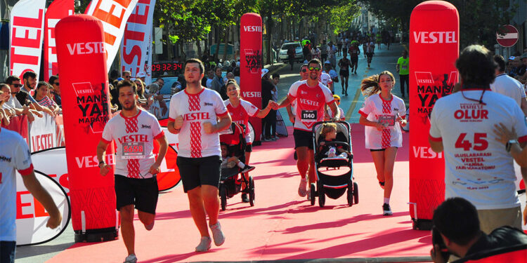 Manisa'da Manisa Büyükşehir Belediyesi ve Manisa Organize Sanayi Bölgesi işbirliğiyle ikinci kez düzenlenen Uluslararası Vestel Manisa Yarı Maratonu tamamlandı.