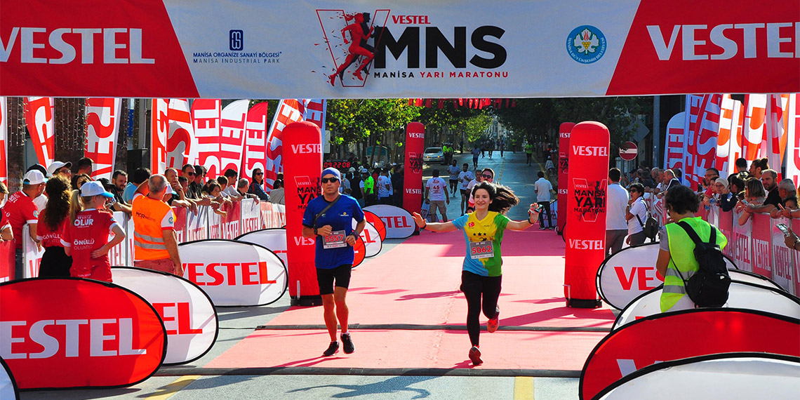 Manisa'da Manisa Büyükşehir Belediyesi ve Manisa Organize Sanayi Bölgesi işbirliğiyle ikinci kez düzenlenen Uluslararası Vestel Manisa Yarı Maratonu tamamlandı.