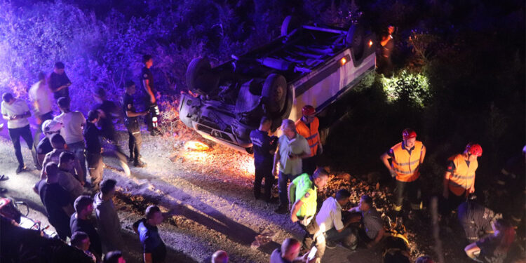 Servis minibüsü kavun tarlasına uçtu; 11 yaralı var