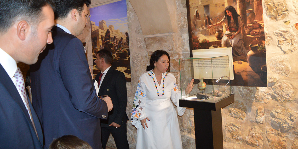Mardin’de, ‘Kokunun İzinde Mezopotamya’ sergisi açıldı. 5 bin yıllık kokuların sunulduğu sergide, Urartu ve Sümer parfümlerinin içecekleri ikram edildi.
