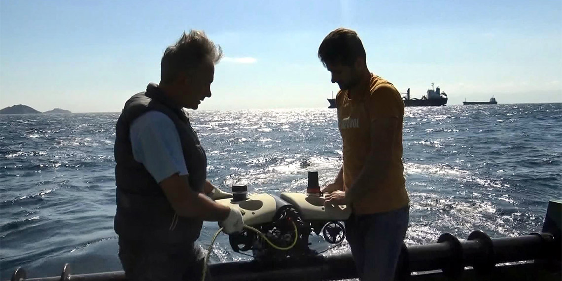 İstanbul Üniversitesi'nden (İÜ) bir grup bilim insanı, Marmara Denizi'ne indirdikleri robotik kamera ile yaklaşık 200 metre derinlikte yaşayan canlıları görüntüleyerek örnekler aldı.