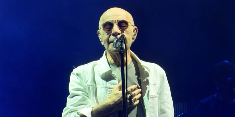 Mazhar Alanson şarkılarını Özkan Uğur anısına seslendirdi