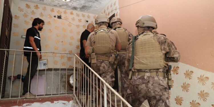 Depremzedeleri kiralık ev vaadiyle dolandıran 4 kişi tutuklandı