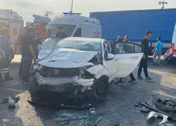 Mersin'de işçi servis minibüsü ile otomobil çarpıştı