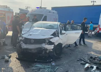 Mersin'de işçi servis minibüsü ile otomobil çarpıştı