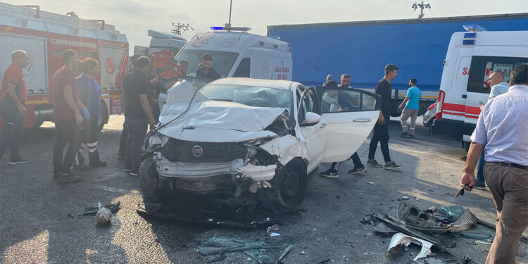 Mersin'de işçi servis minibüsü ile otomobil çarpıştı