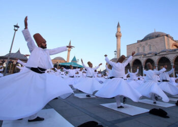 Mevlana'nın doğum yıldönümünde 250 semazen gösteri yaptı