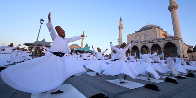 Mevlana'nın doğum yıldönümünde 250 semazen gösteri yaptı