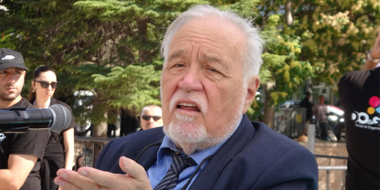 Mikrofonum bozulursa sinirlenirim demiştim