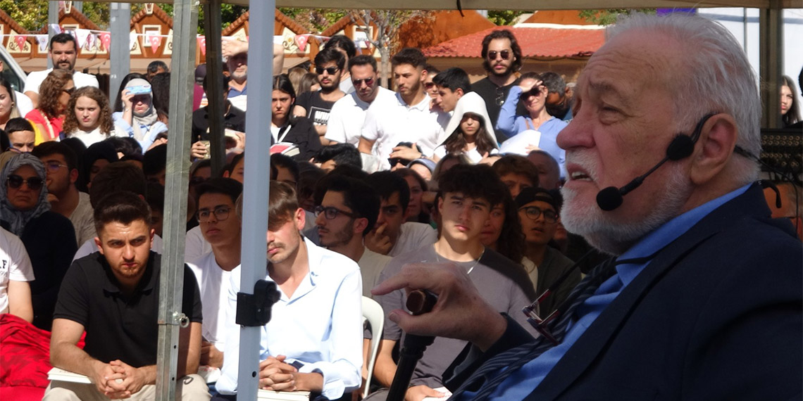 Kırşehir'de mikrofonu bozulan Tarihçi- Yazar Prof. Dr. İlber Ortaylı, "Mikrofonum bozulursa sinirlenirim demiştim. Bu işler kanun nizam yazmakla olmuyor" diyerek tepki gösterdi.