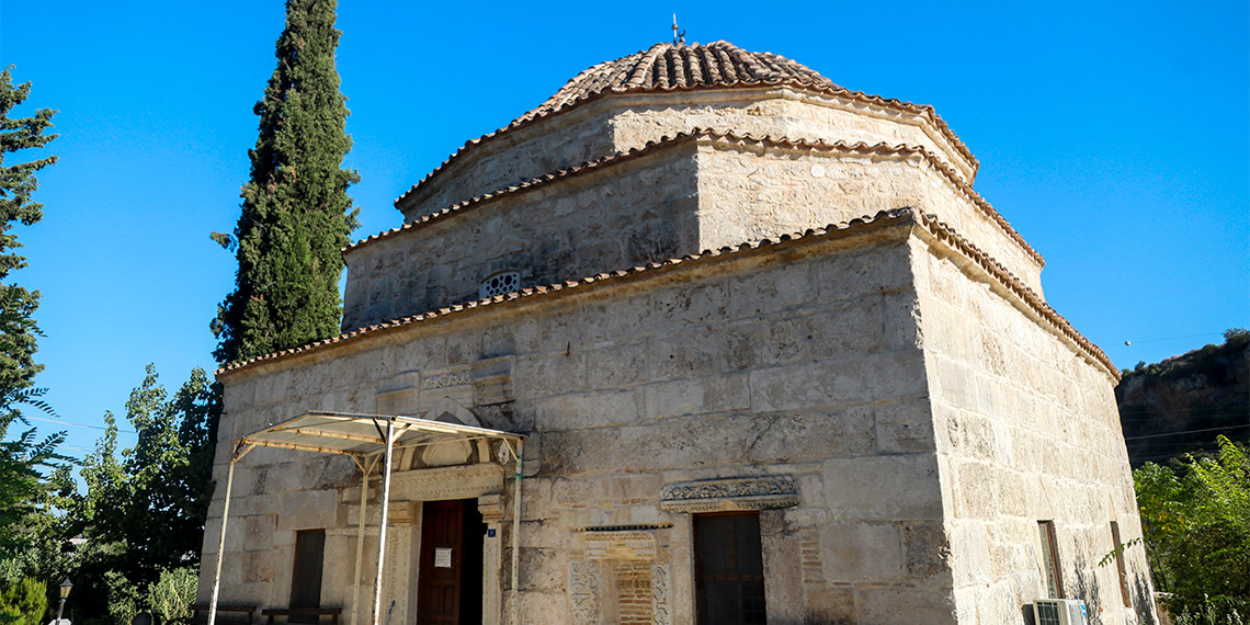 Antalya'nın Aksu ilçesinde 1800'lü yıllarda yapılan ve 'Servi Minareli Cami' olarak anılan cami Osmanlı mimarisinin izlerini taşıyor.