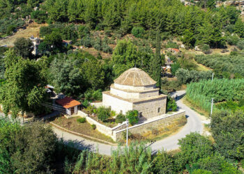 Servi Minareli Cami'ye silüet dokunuşu