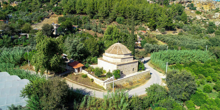Servi Minareli Cami'ye silüet dokunuşu
